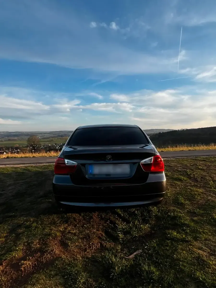 Gebraucht BMW 318 129 PS (94 kW) 2007 Grau Limousine