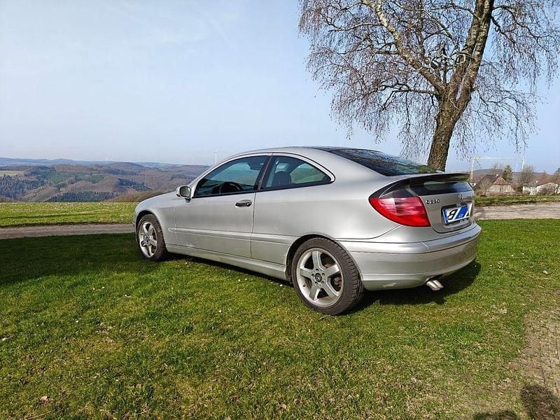 Gebraucht Mercedes C220 143 PS (105 kW) 2004 Silber Coupé