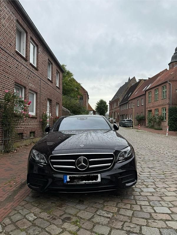 Schwarz Gebraucht 2020 Mercedes E350 AMG line Limousine | 35.000 € - Bild 1/4