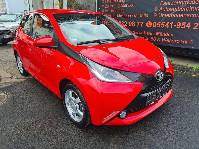 Rot Gebraucht 2015 Toyota Aygo X-play Kleinwagen | 5.999 € (Guter Preis) - Bild 1/4