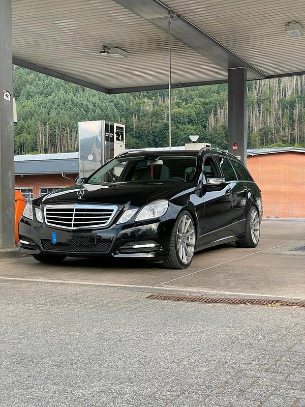 Schwarz Gebraucht 2012 Mercedes E220 Kombi | 11.299 € (Fairer Preis) - Bild 1/4