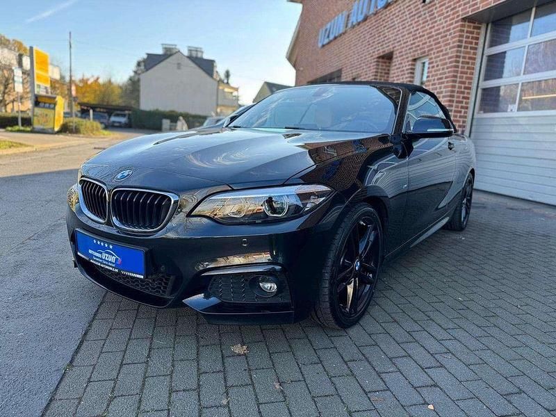 Black sapphire metallic (metallic) Gebraucht 2018 BMW 220 Sport Line Cabrio | 20.595 € (Fairer Preis) - Bild 1/4