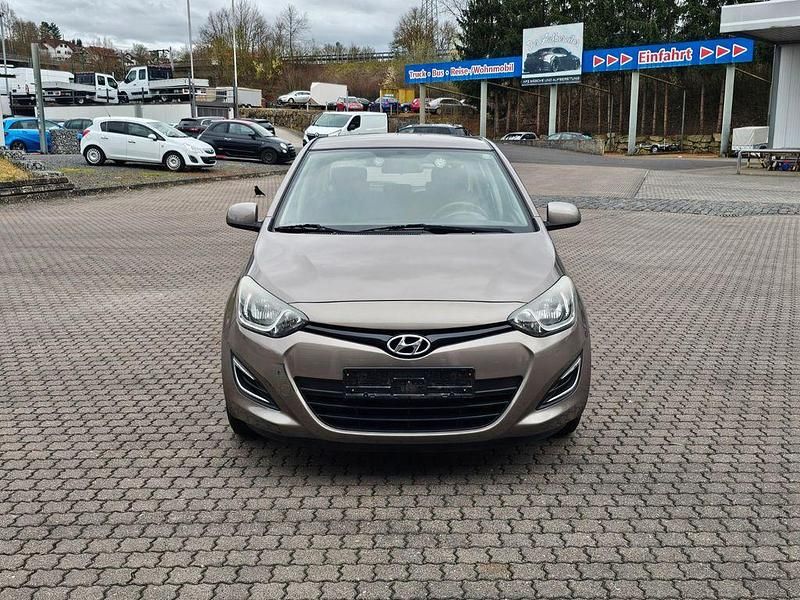 Gebraucht Hyundai i20 Trend 86 PS (63 kW) 2012 Braun Kleinwagen
