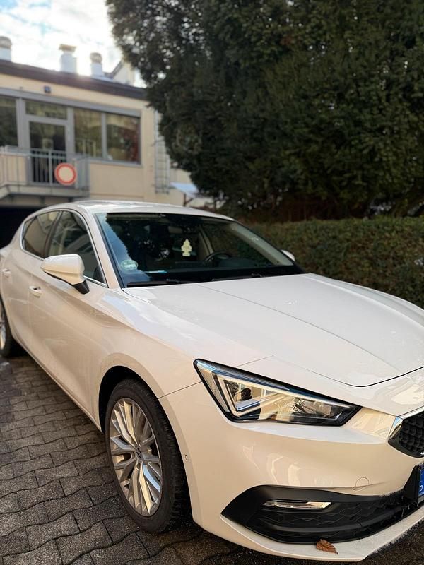 Weiß Gebraucht 2021 Seat Leon Limousine | 20.000 € (Fairer Preis) - Bild 1/4