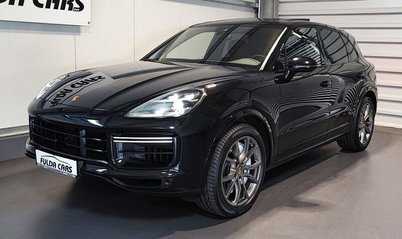 Tiefschwarz (metallic) Gebraucht 2019 Porsche Cayenne Turbo Sport SUV | 65.880 € (Guter Preis) - Bild 1/4