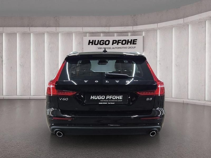 Gebraucht Volvo V60 Momentum 163 PS (119 kW) 2020 Onyx black / metallic Kombi