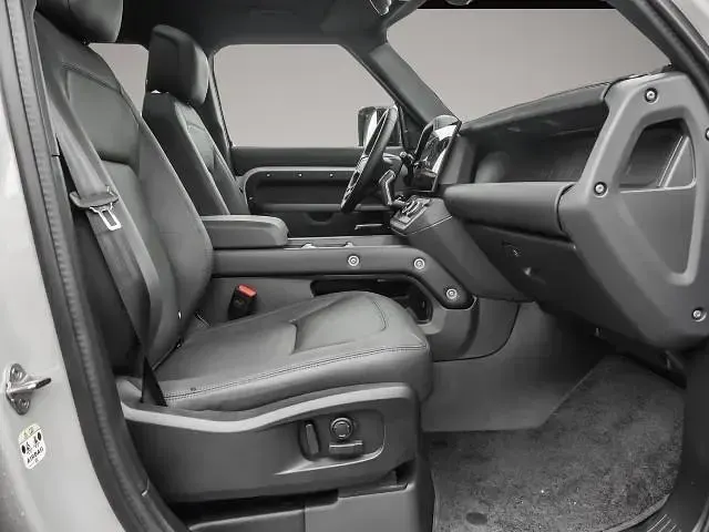 Gebraucht Land Rover Defender HSE Dynamic 249 PS (183 kW) 2025 Manufacturer SUV