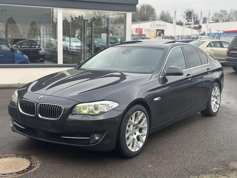 Grau Gebraucht 2010 BMW 528 Sport Line Limousine | 12.399 € (Etwas zu teuer) - Bild 1/4