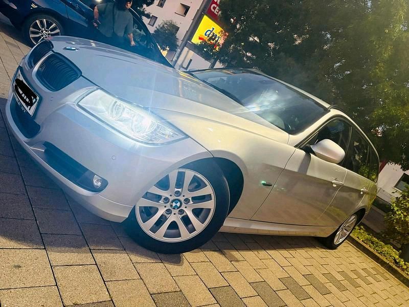 Silber Gebraucht 2010 BMW 318 Kombi | 4.500 € (Fairer Preis) - Bild 1/4