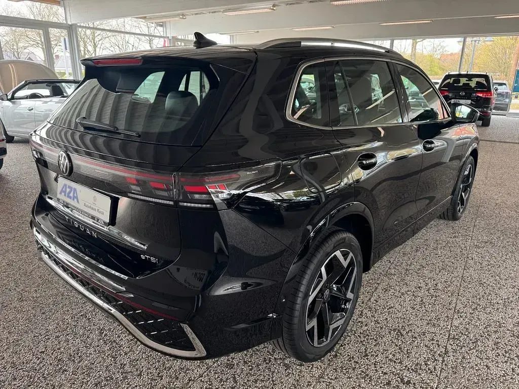 Neu VW Tiguan R-line 150 PS (110 kW) 2026 Grenadillschwarz metallic SUV