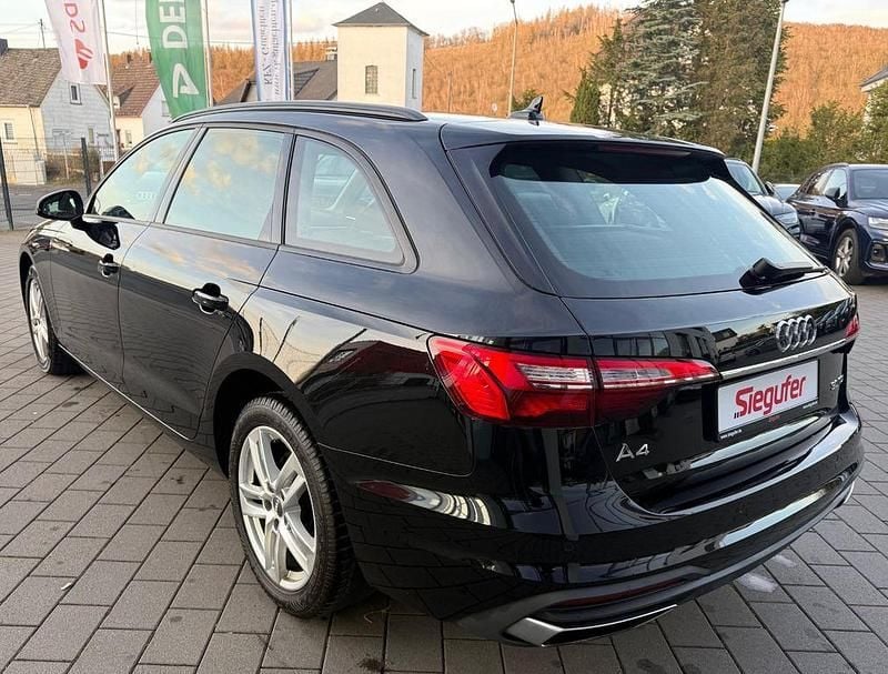 Gebraucht Audi A4 Basis 136 PS (100 kW) 2022 Schwarz Kombi