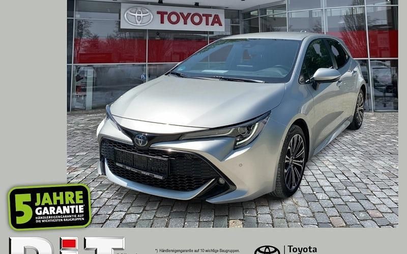 Precious silver Gebraucht 2023 Toyota Corolla Team Limousine | 24.490 € (Fairer Preis) - Bild 1/4
