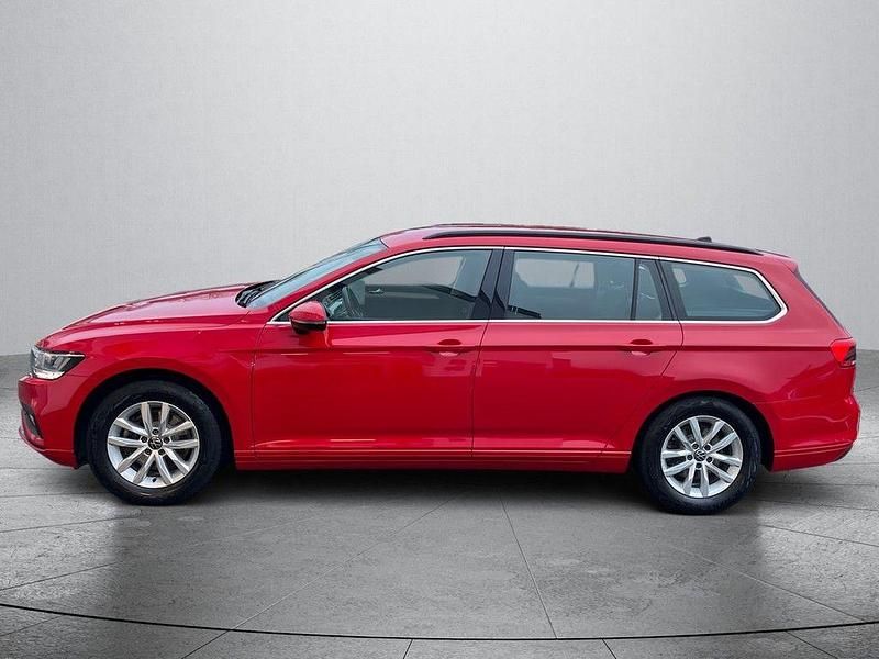 Gebraucht VW Passat 122 PS (89 kW) 2023 Rot Kombi