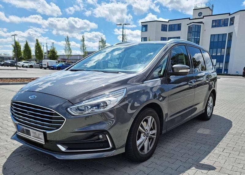 Grau Gebraucht 2020 Ford Galaxy Titanium Van / Kleinbus | 30.400 € (Etwas zu teuer) - Bild 1/4