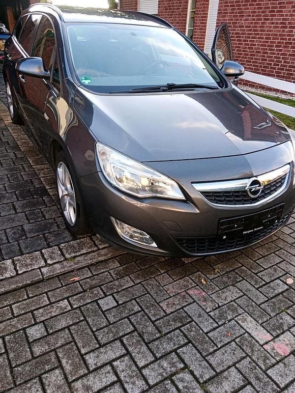Grau Gebraucht 2011 Opel Astra Kombi | 3.990 € (Fairer Preis) - Bild 1/4