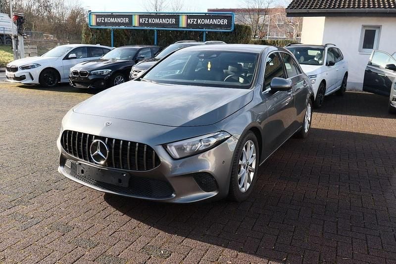 Grau Gebraucht 2020 Mercedes A180 Limousine | 19.590 € (Superpreis) - Bild 1/4
