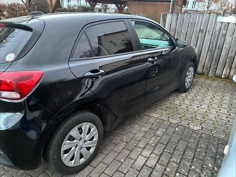 Gebraucht Kia Rio DREAM-TEAM Edition 99 PS (72 kW) 2018 Schwarz Limousine