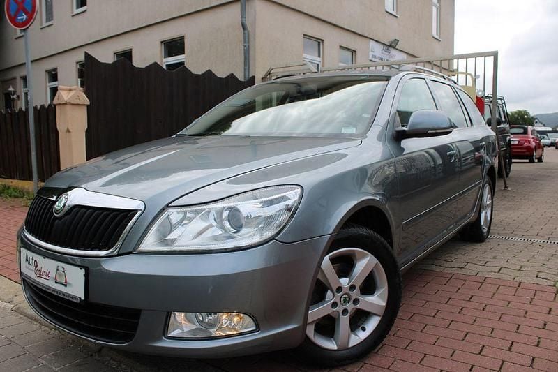 Grau Gebraucht 2012 Skoda Octavia Family Kombi | 8.990 € (Guter Preis) - Bild 1/4