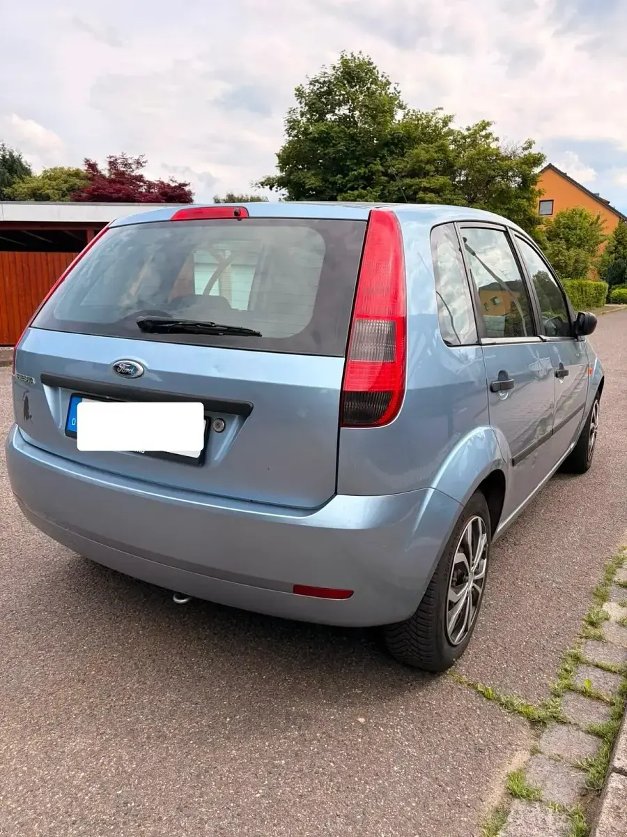 Gebraucht Ford Fiesta 69 PS (50 kW) 2005 Blau Kleinwagen