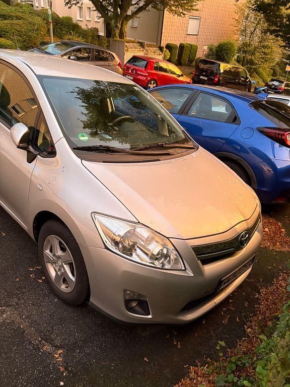Silber Gebraucht 2011 Toyota Auris Hybrid Limousine | 8.500 € - Bild 1/4