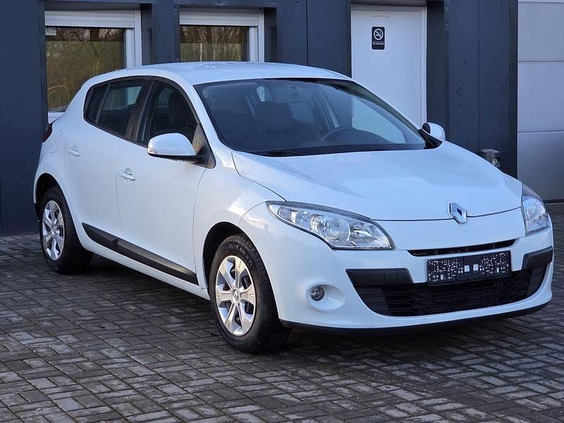 Gebraucht Renault Mégane Authentique 101 PS (74 kW) 2009 Weiß Limousine