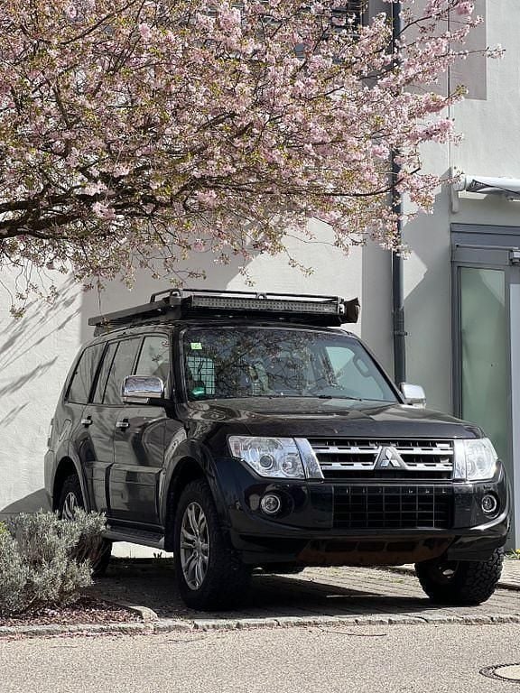 Schwarz Gebraucht 2013 Mitsubishi Pajero Instyle SUV | 19.500 € (Fairer Preis) - Bild 1/4