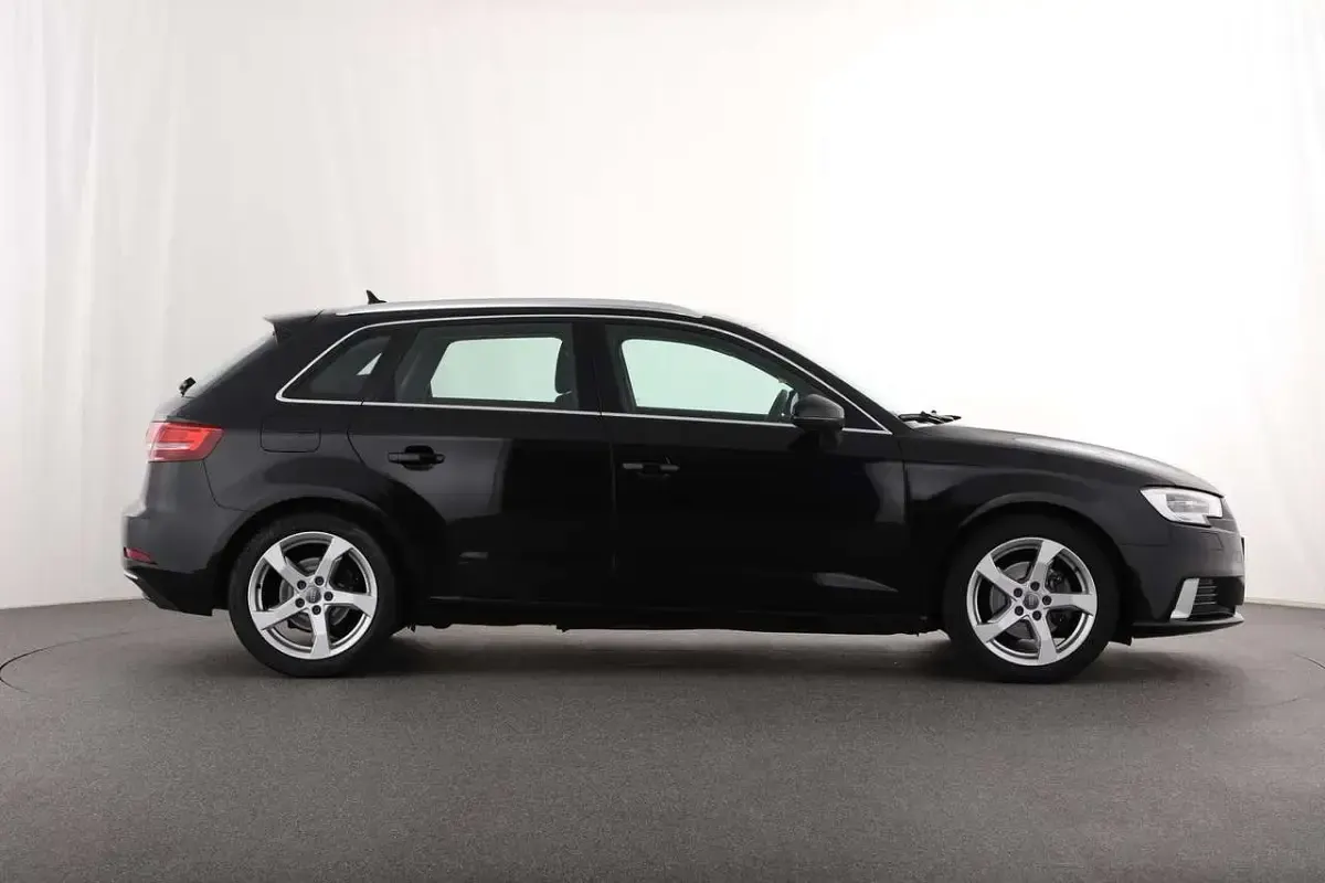 Gebraucht Audi A3 Sport 116 PS (85 kW) 2020 Mythosschwarz metallic Limousine