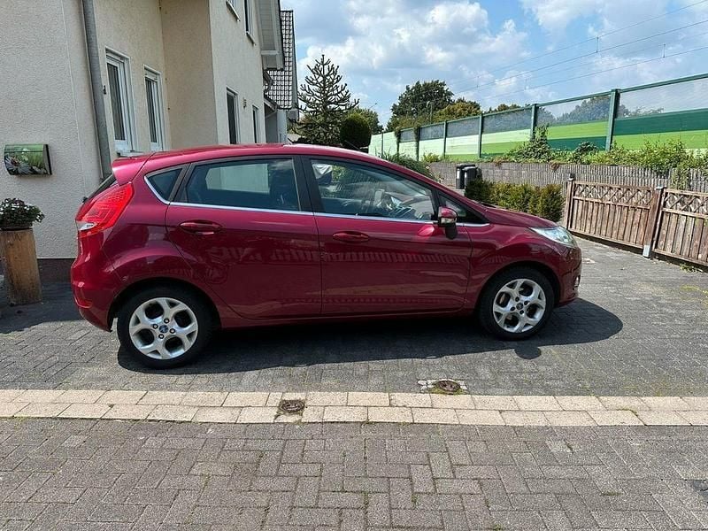 Rot Gebraucht 2010 Ford Fiesta Titanium Kleinwagen | 5.000 € (Fairer Preis) - Bild 1/4