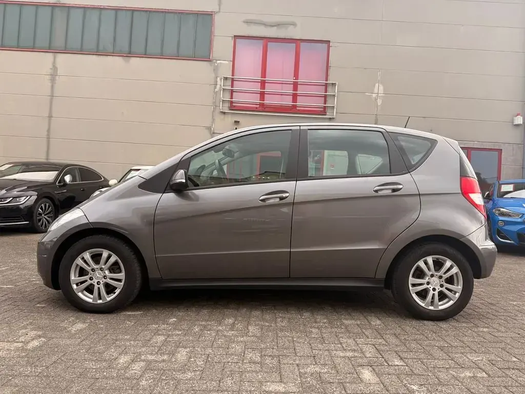 Gebraucht Mercedes A180 109 PS (80 kW) 2012 Mountaingrau Kleinwagen
