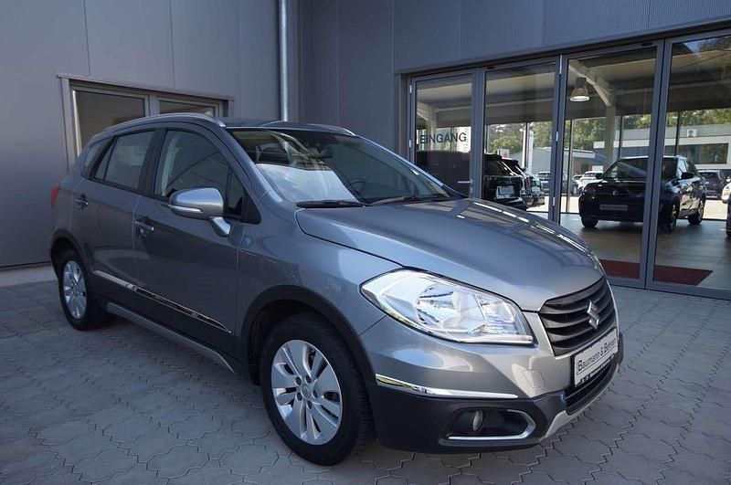 Grau Gebraucht 2015 Suzuki SX4 S-Cross Style SUV | 10.570 € (Fairer Preis) - Bild 1/4