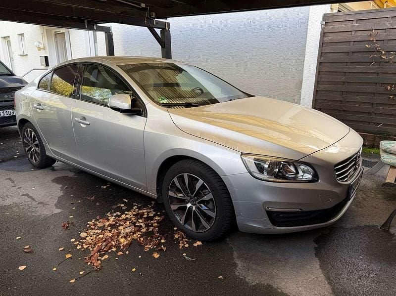 Silber Gebraucht 2018 Volvo S60 Linje Svart Limousine | 17.300 € - Bild 1/4
