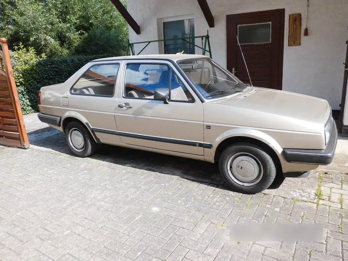 Używany VW Jetta 75 KM (55 kW) 1986 Złoty Sedan/Limuzyna