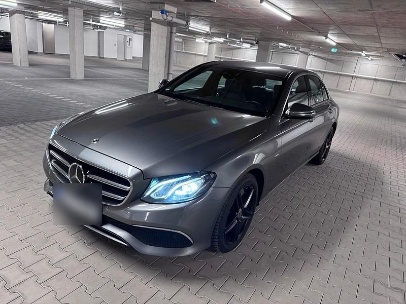 Grau Gebraucht 2020 Mercedes E400 Style Limousine | 32.500 € (Superpreis) - Bild 1/4