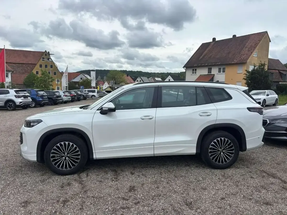 Gebraucht VW Tayron Life 150 PS (110 kW) 2025 Oryxweiß perlmutteffekt SUV