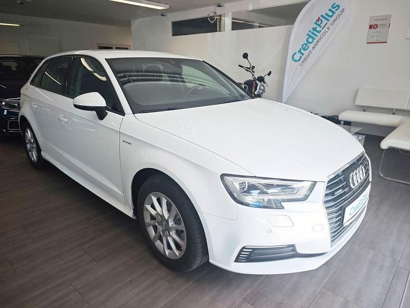 Weiß Gebraucht 2017 Audi A3 Sportback e-tron Comfort Limousine | 15.990 € (Fairer Preis) - Bild 1/4