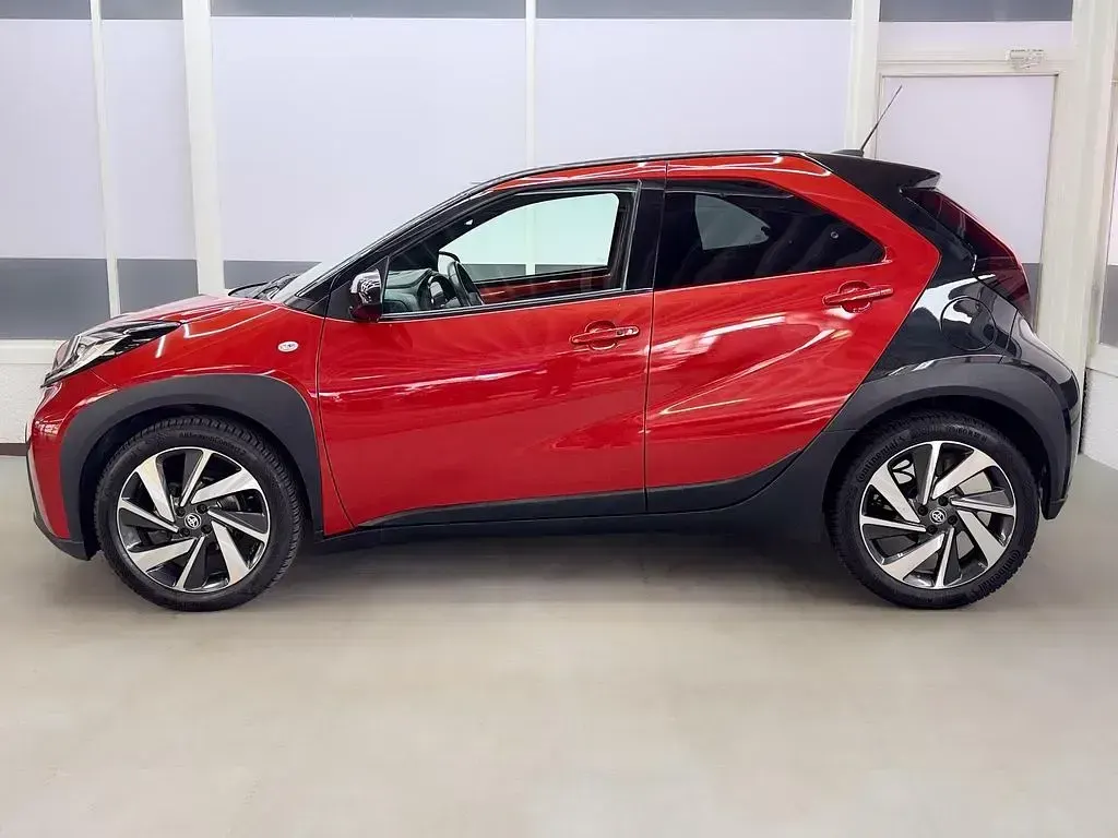 Gebraucht Toyota Aygo X X-plore 72 PS (52 kW) 2022 Rot dach schwarz SUV