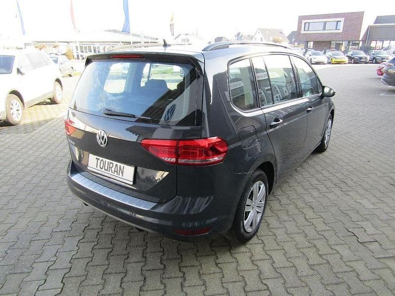 Second-hand VW Touran Trendline 110 CP (80 kW) 2018 Gri Monovolum
