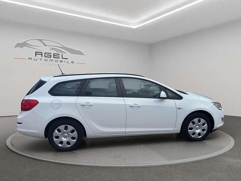 Gebraucht Opel Astra Selection 101 PS (74 kW) 2011 Schneeweiss/summitwhite/arctic Kombi