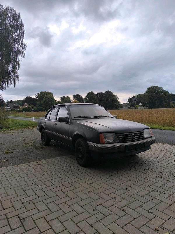 Schwarz Gebraucht 1986 Opel Ascona Limousine | 800 € - Bild 1/4