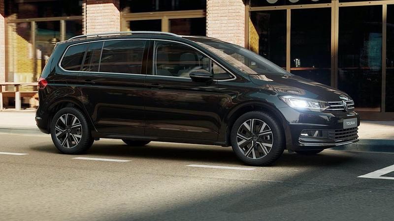 Gebraucht VW Touran Highline 150 PS (110 kW) 2024 Schwarz Van / Kleinbus