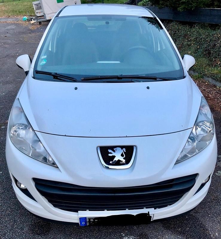 Weiß Gebraucht 2011 Peugeot 207 Filou Kleinwagen | 1.900 € (Guter Preis) - Bild 1/4