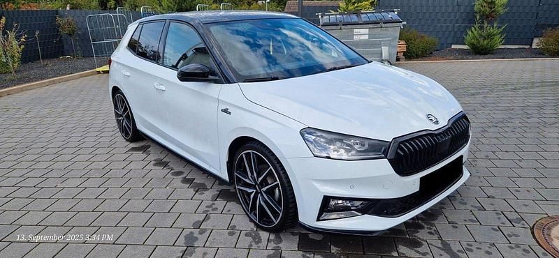 Weiß Gebraucht 2025 Skoda Fabia Monte Carlo Kleinwagen | 22.590 € (Fairer Preis) - Bild 1/4