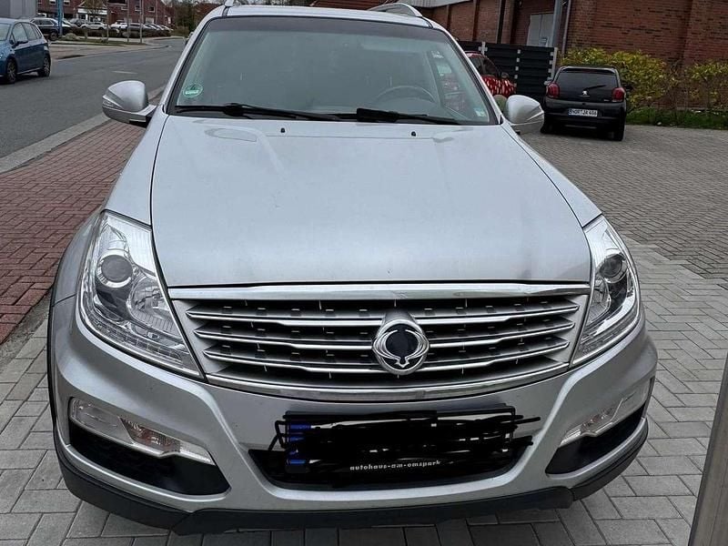 Silber Gebraucht 2015 Ssangyong (KGM) Rexton Sapphire SUV | 11.000 € (Superpreis) - Bild 1/4