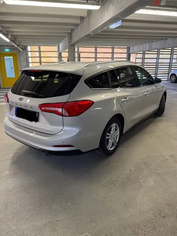 Używany Ford Focus 120 KM (88 kW) 2020 Srebrny Sedan/Limuzyna