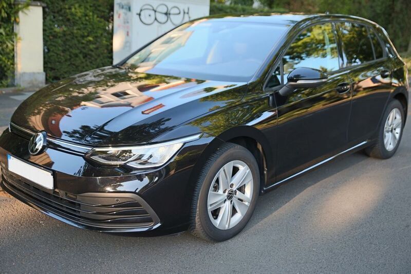 Schwarz Gebraucht 2020 VW Golf VIII Life Limousine | 19.700 € (Etwas zu teuer) - Bild 1/4