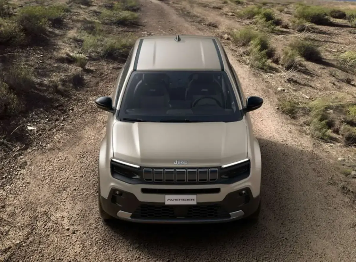 Neu Jeep Avenger Altitude 110 PS (80 kW) 2026 Stone grey SUV