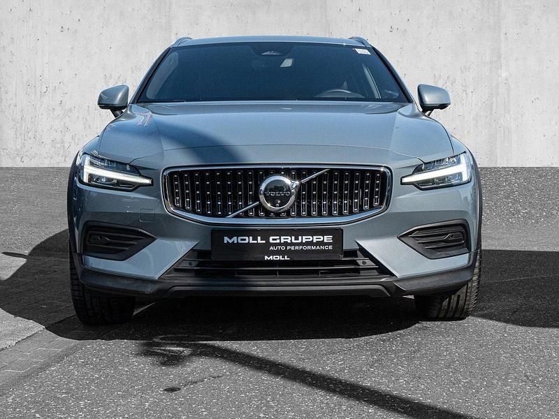 Używany Volvo V60 CC Plus 197 KM (144 kW) 2024 Szary Kombi