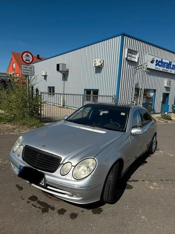 Second-hand Mercedes E500 306 CP (225 kW) 2003 Argintiu Berlinǎ