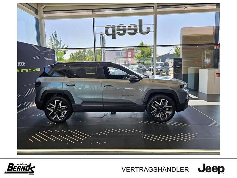 Neu Jeep Compass 136 PS (100 kW) 2025 Grau SUV