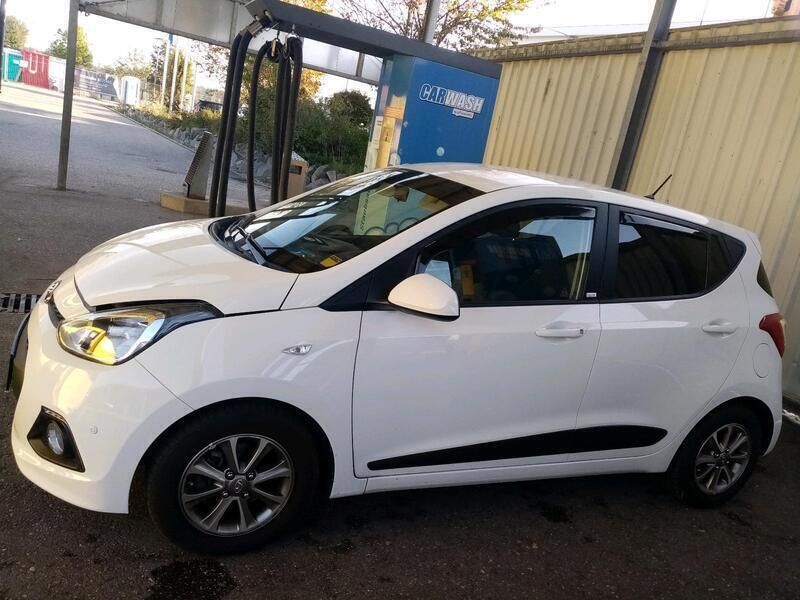Weiß Gebraucht 2016 Hyundai i10 Passion Kleinwagen | 8.250 € (Fairer Preis) - Bild 1/4